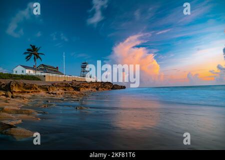 Une vue verticale de la belle plage Jensen en Floride pendant un lever de soleil hypnotisant Banque D'Images