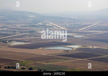 Vue sur une base aérienne israélienne à travers la brume depuis le Mont Carmel. Cette région de Megiddo est ce qu'on appelle le carrefour du monde se joignant d'est en Ouest Banque D'Images