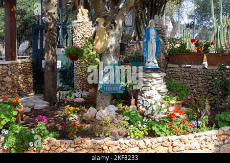 4 novembre 2022 Une statue de la Vierge Marie au sanctuaire érigé au centre des visiteurs sur le Mont Carmel, en Israël, scène du prophète Elie Banque D'Images