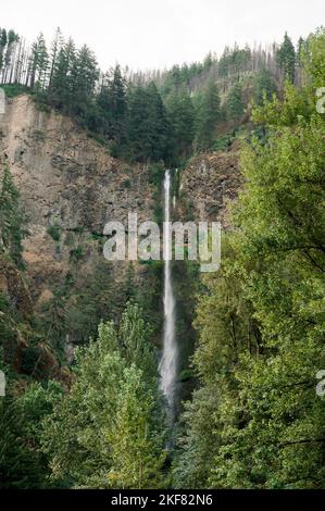 Un cliché vertical du pont Benson au-dessus des chutes Multnomah pendant la journée Banque D'Images