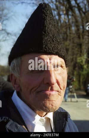 Homme âgé avec chapeau de laine dans le comté d'Ilfov, Roumanie, environ 2002. Banque D'Images