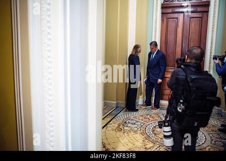 Washington, Vereinigte Staaten. 16th novembre 2022. Le sénateur américain Joe Manchin (démocrate de Virginie-Occidentale) s'entretient avec la sénatrice américaine Lisa Murkowski (républicaine d'Alaska) au Capitole des États-Unis à Washington, DC, mercredi, 16 novembre 2022. Credit: Cliff Owen/CNP/dpa/Alay Live News Banque D'Images