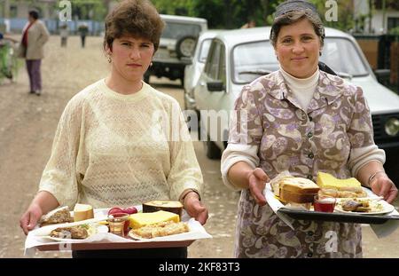 Comté d'Ilfov, Roumanie, 1991. Le matin de Pâques, les femmes locales prennent des almes à leurs voisins, une tradition pour les âmes des disparus. Banque D'Images