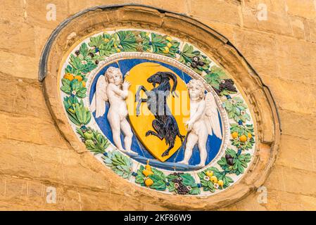 Tondo avec les armoiries de l'Arte dei Beccai, église d'Orsanmichele, Florence, Italie, Europe Banque D'Images