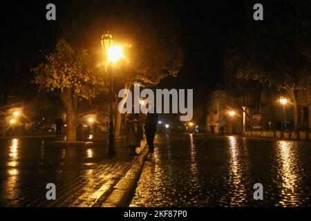 Odessa, Ukraine, 15 novembre 2022, Un jeune couple vu debout sous un feu de rue sur la rue Deribasovskaya. La rue principale de la ville, généralement lumineuse, semble quelque peu différente en raison des pannes de courant. Sur 15 novembre 2022, l'armée russe a mené une autre attaque massive sur l'infrastructure critique de l'Ukraine qui en termes de nombre de missiles tirés - environ 100 unités, a dépassé l'attaque sur 10 octobre avec 84 missiles et est devenue la plus importante depuis le début de la guerre. Le ministre allemand de l'énergie, M. Galushchenko, estime que cette attaque peut avoir un impact non seulement sur l'énergie Banque D'Images