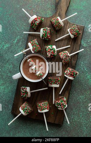 Guimauves enrobées de chocolat enrobées de saupoudrer, servies avec du cacao chaud. Banque D'Images