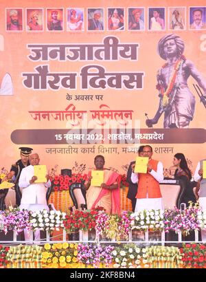 Shahdol, Madhya Pradesh, Inde, 15 novembre 2022 : le Président de l'Inde Draupadi Murmu (C) avec le Gouverneur du Madhya Pradesh Mangubhai Patel (L) et le Ministre en chef du Madhya Pradesh Shivraj Singh Chouhan (R) pendant le programme de la Conférence tribale sur les célébrations de Birsa Munda Jayanti dans le district de Shahdol. Photo PAR - Uma Shankar Mishra Banque D'Images