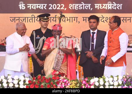 Shahdol, Madhya Pradesh, Inde, 15 novembre 2022 : le Président de l'Inde Draupadi Murmu (C) avec le Gouverneur du Madhya Pradesh Mangubhai Patel (L) et le Ministre en chef du Madhya Pradesh Shivraj Singh Chouhan (R) pendant le programme de la Conférence tribale sur les célébrations de Birsa Munda Jayanti dans le district de Shahdol. Photo PAR - Uma Shankar Mishra Banque D'Images