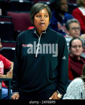 Piscataway, New Jersey, États-Unis. 16th novembre 2022. Coquese Washington, entraîneur-chef des Rutgers Scarlet Knights, lors d'un match entre les Rutgers Scarlet Knights et les North Carolina Central Eagles à Jersey MikeÕs Arena à Piscataway, New Jersey. Duncan Williams/CSM/Alamy Live News Banque D'Images