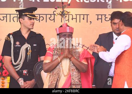 Shahdol, Madhya Pradesh, Inde, 15, novembre, 2022 : le Président de l'Inde Draupadi Murmu pendant le programme de la Conférence tribale sur les célébrations de Birsa Munda Jayanti dans le district de Shahdol, le mardi 15 novembre 2022. Photo PAR - Uma Shankar Mishra Banque D'Images