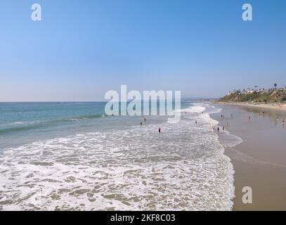 Plage à côté de la jetée de San Clemente dans le comté d'Orange, Californie, États-Unis Banque D'Images