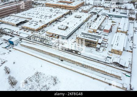 zone industrielle avec bâtiments d'usine et entrepôts en hiver. vue aérienne. Banque D'Images