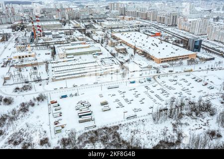 vue aérienne de la zone industrielle dans le quartier résidentiel urbain en hiver. photo de drone. Banque D'Images