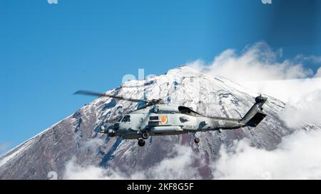 221116-N-DM318-1034 INSTALLATION AÉRIENNE NAVALE ATSUGI, Japon (16 novembre 2022) un hélicoptère MH-60R Sea Hawk affecté aux « seigneurs de guerre » de l'escadron de frappe maritime D'hélicoptère FIVE ONE (HSM 51) attaché à l'installation aérienne navale (NAF) Atsugi, effectue des opérations de vol près du Mont Fuji, au Japon, au cours d'un exercice de vol. La NAF Atsugi appuie l'état de préparation au combat du commandant de la 5e Escadre aérienne Carrier (CVW 5), du 5e Escadron de frappe maritime par hélicoptère (HSM-51) et de 30 autres commandements de locataires et fournit un soutien logistique, une coordination et des services aux unités affectées au Pacifique occidental. (É.-U. Bleu marine photo par masse C Banque D'Images