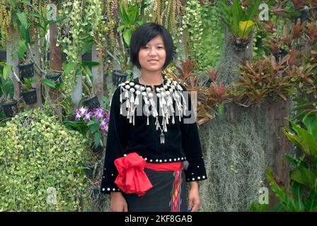 Une jeune femme Kachin ou Jingpo non identifiée vêtie d'une robe traditionnelle porte un headdress traditionnel montrant , au cours d'une représentation culturelle nationale. Banque D'Images