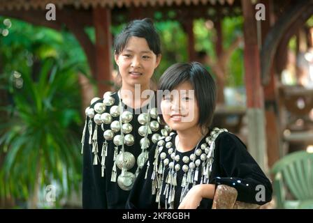 Une jeune femme Kachin ou Jingpo non identifiée vêtie d'une robe traditionnelle porte un headdress traditionnel montrant , au cours d'une représentation culturelle nationale. Banque D'Images