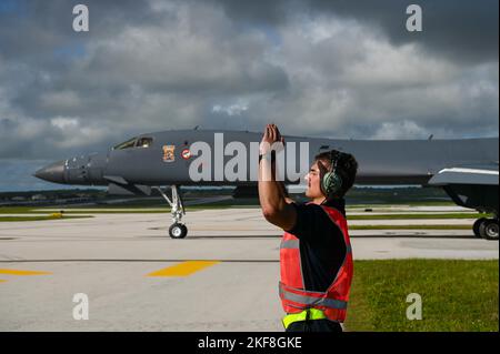 Un chef d'équipage de la Force aérienne des États-Unis affecté à l'escadron de maintenance des aéronefs 28th, base aérienne d'Ellsworth, Dakota du Sud, dirige un danseur B-1B à l'appui d'une mission de la Force opérationnelle d'bombardier à la base aérienne d'Andersen, Guam, le 9 novembre 2022. Les missions de la FBT améliorent la préparation, y compris les missions conjointes et multilatérales, pour répondre à toute crise ou à tout défi potentiel dans l'Indo-Pacifique. (É.-U. Photo de la Force aérienne par Airman 1st Class Allison Martin) Banque D'Images