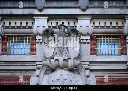 Écusson américain de l'aigle, gravé en pierre à l'extérieur du musée national de l'immigration d'Ellis Island Banque D'Images