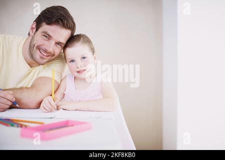 Elle fait toujours ses devoirs. Une petite fille fait ses devoirs. Banque D'Images