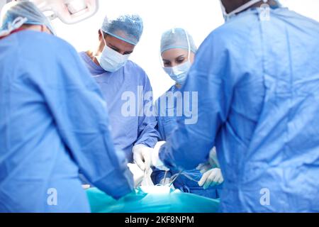 Sauver des vies. Chirurgiens effectuant une chirurgie dans un bloc opératoire. Banque D'Images