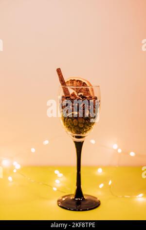 Grains de café dans un verre à la cannelle et à l'orange séché Banque D'Images