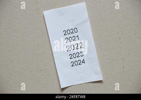 années dans la liste de contrôle 2020,2021,2022,2023 comme liste des années imprimées sur les chèques, la nouvelle année 2022 sur papier comme toile de fond, une liste avec une liste des années Banque D'Images