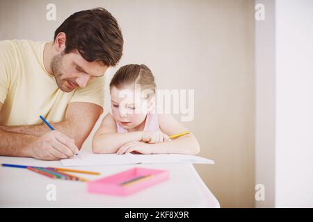 Elle fait toujours ses devoirs. Une petite fille fait ses devoirs. Banque D'Images