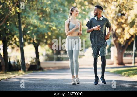 Course à pied, fitness et couple interracial dans la nature pour le cardio, l'exercice et l'entraînement de marathon. Entraînement, sports et jeune homme et femme avec motivation Banque D'Images