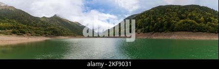 Lac de Fabreges dont le niveau d'eau est beaucoup plus bas que d'habitude. Dans les Pyrénées Atlantiques, en Nouvelle-Aquitaine, France Banque D'Images