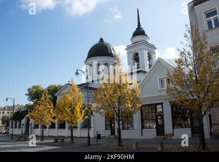 Église orthodoxe Saint-Nicolas 18.11.2022 Bialystok Pologne. Jour ensoleillé d'automne la rue principale de la ville et l'église historique orthodoxe. Banque D'Images