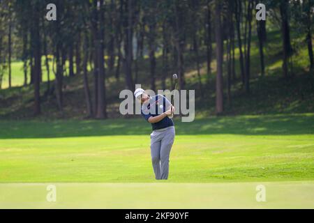 Chiang Rai, THAÏLANDE. 17th novembre 2022. Poosit Supupramai de THAÏLANDE approche trou 1 pendant le tour de 1st le All Thailand Golf Tour 23rd Singha Thailand Masters au Santiburi Country Club à Chiang Rai, THAÏLANDE. Credit: Jason Butler/Alay Live News. Banque D'Images