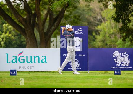 Chiang Rai, THAÏLANDE. 17th novembre 2022. Poosit Supupramai de THAÏLANDE débarque au trou 2 pendant le tour 1st du Golf de la Thaïlande 23rd Singha Thailand Masters au Santiburi Country Club à Chiang Rai, THAÏLANDE. Credit: Jason Butler/Alay Live News. Banque D'Images