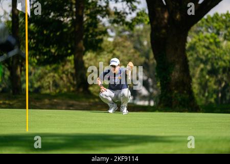 Chiang Rai, THAÏLANDE. 17th novembre 2022. Poosit Supupramai de THAÏLANDE puttes sur le trou 5 au cours de la ronde de 1st le All Thailand Golf Tour 23rd Singha Thailand Masters au Santiburi Country Club à Chiang Rai, THAÏLANDE. Credit: Jason Butler/Alay Live News. Banque D'Images