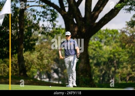 Chiang Rai, THAÏLANDE. 17th novembre 2022. Poosit Supupramai de THAÏLANDE puttes sur le trou 5 au cours de la ronde de 1st le All Thailand Golf Tour 23rd Singha Thailand Masters au Santiburi Country Club à Chiang Rai, THAÏLANDE. Credit: Jason Butler/Alay Live News. Banque D'Images