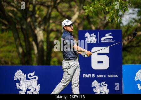 Chiang Rai, THAÏLANDE. 17th novembre 2022. Poosit Supupramai de THAÏLANDE débarque au trou 6 pendant le tour 1st du Golf de la Thaïlande 23rd Singha Thailand Masters au Santiburi Country Club à Chiang Rai, THAÏLANDE. Credit: Jason Butler/Alay Live News. Banque D'Images