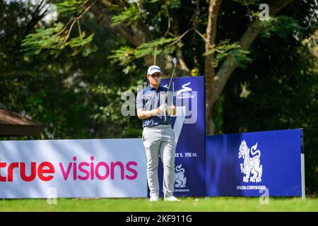 Chiang Rai, THAÏLANDE. 17th novembre 2022. Poosit Supupramai de THAÏLANDE débarque au trou 7 pendant le tour 1st du Golf de la Thaïlande 23rd Singha Thailand Masters au Santiburi Country Club à Chiang Rai, THAÏLANDE. Credit: Jason Butler/Alay Live News. Banque D'Images