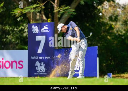 Chiang Rai, THAÏLANDE. 17th novembre 2022. Poosit Supupramai de THAÏLANDE débarque au trou 7 pendant le tour 1st du Golf de la Thaïlande 23rd Singha Thailand Masters au Santiburi Country Club à Chiang Rai, THAÏLANDE. Credit: Jason Butler/Alay Live News. Banque D'Images