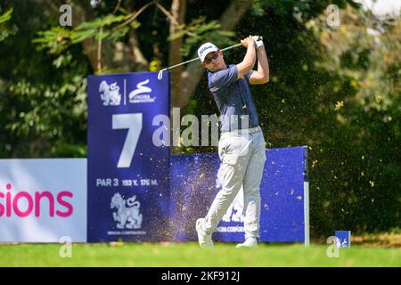 Chiang Rai, THAÏLANDE. 17th novembre 2022. Poosit Supupramai de THAÏLANDE débarque au trou 7 pendant le tour 1st du Golf de la Thaïlande 23rd Singha Thailand Masters au Santiburi Country Club à Chiang Rai, THAÏLANDE. Credit: Jason Butler/Alay Live News. Banque D'Images