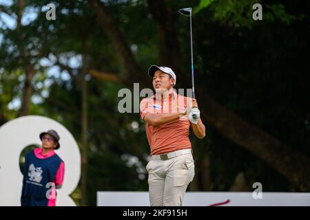 Chiang Rai, THAÏLANDE. 17th novembre 2022. Nirun SAE-Ueng de THAÏLANDE débarque au trou 18 pendant le tour 1st du All Thailand Golf Tour 23rd Singha Thailand Masters au Santiburi Country Club à Chiang Rai, THAÏLANDE. Credit: Jason Butler/Alay Live News. Banque D'Images