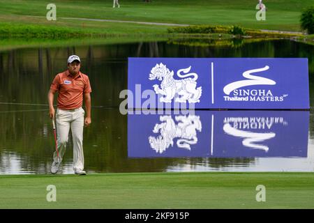 Chiang Rai, THAÏLANDE. 17th novembre 2022. Nirun SAE-Ueng de THAÏLANDE puttes au trou 18 pendant le tour 1st de la All Thailand Golf Tour 23rd Singha Thailand Masters au Santiburi Country Club à Chiang Rai, THAÏLANDE. Credit: Jason Butler/Alay Live News. Banque D'Images