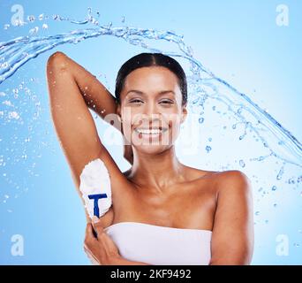 Douche, eau et rasage des aisselles avec une femme noire modèle en studio sur fond bleu pour l'hygiène ou l'hydratation. Détendez-vous, luxe et éclaboussez-vous avec un Banque D'Images