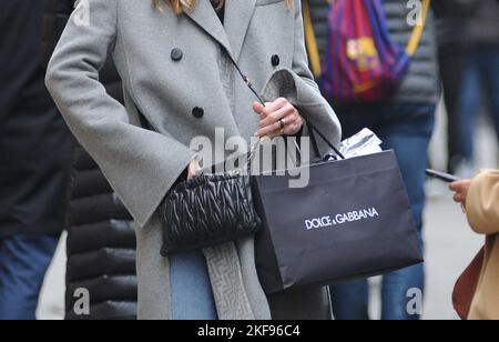 Milan, . 16th novembre 2022. Milan, 11-16-2022 Vittoria Puccini surpris dans le centre avec un ami. Crédit : Agence photo indépendante/Alamy Live News Banque D'Images