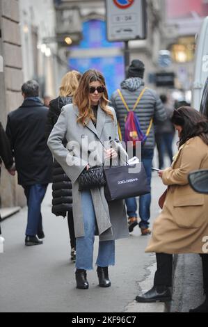 Milan, . 16th novembre 2022. Milan, 11-16-2022 Vittoria Puccini surpris dans le centre avec un ami. Crédit : Agence photo indépendante/Alamy Live News Banque D'Images