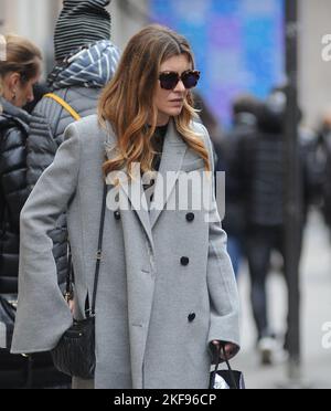 Milan, . 16th novembre 2022. Milan, 11-16-2022 Vittoria Puccini surpris dans le centre avec un ami. Crédit : Agence photo indépendante/Alamy Live News Banque D'Images