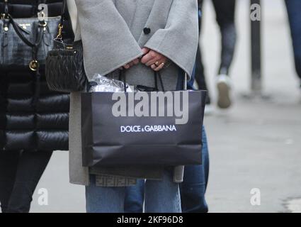 Milan, . 16th novembre 2022. Milan, 11-16-2022 Vittoria Puccini surpris dans le centre avec un ami. Crédit : Agence photo indépendante/Alamy Live News Banque D'Images