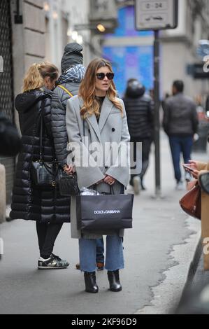 Milan, . 16th novembre 2022. Milan, 11-16-2022 Vittoria Puccini surpris dans le centre avec un ami. Crédit : Agence photo indépendante/Alamy Live News Banque D'Images