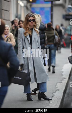 Milan, . 16th novembre 2022. Milan, 11-16-2022 Vittoria Puccini surpris dans le centre avec un ami. Crédit : Agence photo indépendante/Alamy Live News Banque D'Images