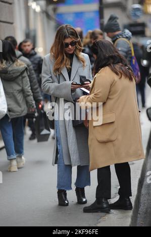 Milan, . 16th novembre 2022. Milan, 11-16-2022 Vittoria Puccini surpris dans le centre avec un ami. Crédit : Agence photo indépendante/Alamy Live News Banque D'Images