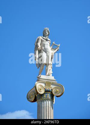 Statue d'Apollon en face du bâtiment néoclassique de l'Académie d'Athènes, dans le centre d'Athènes, en Grèce. Banque D'Images