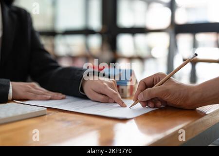 L'agent immobilier offre main pour le client signer contrat signature pour acheter ou vendre maison. Concept immobilier contact concept Banque D'Images